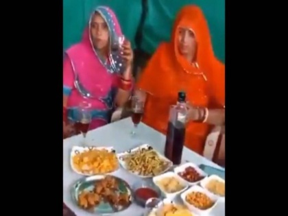 womens drink party gone viral on social media ips officer shared the video | क्या लेके आया था ..क्या लेके जाएगा ,लॉकडाउन में महिलाओं ने छलकाया जाम, पार्टी का वीडियो वायरल