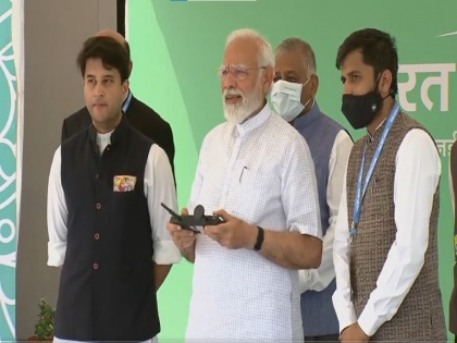 PM Narendra Modi tried his hand at flying a drone during the inauguration of two-day Bharat Drone Mahotsav 2022 | Bharat Drone Mahotsav 2022: भारत ड्रोन महोत्सव में ड्रोन उड़ाते नजर आए पीएम नरेंद्र मोदी, देखें वीडियो