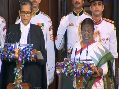 CJI NV Ramana administers oath of office President Droupadi Murmu becomes 15th President of India | द्रौपदी मुर्मू बनीं देश की पहली आदिवासी महिला राष्‍ट्रपति, चीफ जस्टिस एनवी रमण ने दिलाई शपथ