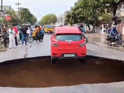 Uttar Pradesh Government actions exposed car hanged due to road collapse in Lucknow | Uttar Pradesh: सरकारी काम की खुली पोल, लखनऊ में सड़क धंसने से लटक गई कार और ओपन हो गया होल