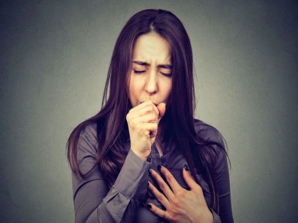 Home remedies for coronavirus symptoms: how to treat covid- symptoms cough at home, natural remedies and Ayurveda herbs to treat dry cough and sore throat | कोरोना का दूसरा गंभीर लक्षण है खांसी, ठंड के मौसम में खांसी को जड़ से खत्म करने के लिए आजमाएं ये 5 घरेलू उपचार