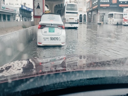 Dubai Flood Heavy Rains In UAE Cause Waterlogging In Dubai, Police Issue Advisory | Dubai Flood: भारी बारिश के चलते दुबई हुआ जलमग्न, पुलिस ने जारी की एडवाइजरी, सोशल मीडिया पर दृश्य वायरल