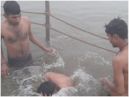 Makar sankranti: Millions of people devotees taking holy dip | कड़ाके की ठंड के बावजूद मकर संक्रांति पर लाखों लोगों ने लगाई 'आस्था की डुबकी'
