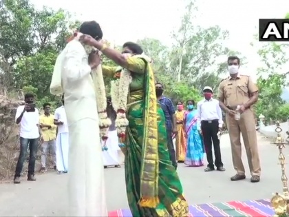 Kerala: An inter-state couple tied knot at Chinnar bridge connecting Kerala & Tamil Nadu in Idukki, "Bride is from Kerala & groom from Tamil Nadu. | केरल: दो राज्यों को जोड़ने वाले चिन्रार ब्रिज पर जोड़े ने रचाई शादी, पुल पर शादी की ये थी मजबूरी..