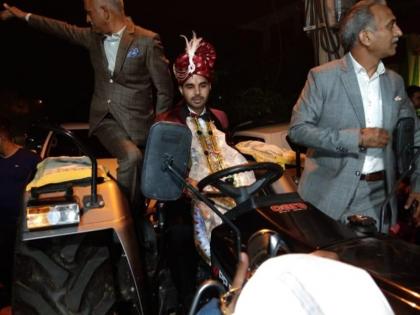 Groom chooses tractor instead of Mercedes for his barat in support of farmers protest | फूलों से सजी मर्सिडीज गाड़ी छोड़ नई-नवेली दुल्हनिया के घर ट्रैक्टर से पहुंचे दूल्हे राजा, वजह जानकर आप भी करेंगे सलाम Groom chooses tractor instead of Mercedes for his barat in support of farmers protest | फूलों से सजी मर्सिडीज गाड़ी छोड़ नई-नवेली दुल्हनिया के घर ट्रैक्टर से पहुंचे दूल्हे राजा, वजह जानकर आप भी करेंगे सलाम