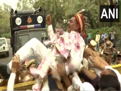 During Congress' protest over Adani row, one of the protesters, dressed like a groom tries to cross the barricade Video | अडानी विवाद पर कांग्रेस की रैली में दूल्हे की ड्रेस में दिखा शख्स, प्रदर्शनकारी उसे बैरिकेड को पार कराने की कोशिश करते हुए दिखे, Video