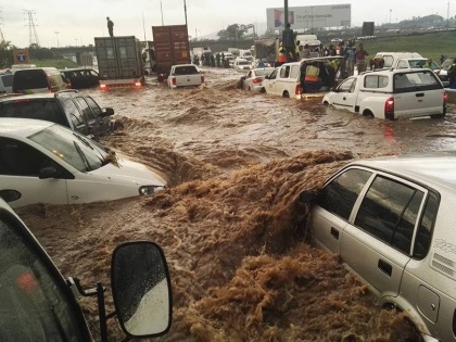 Durban floods kill 306 washed away roads, destroyed homes South Africa Heavy rains storm families missing watch video | Durban floods: तूफान के साथ भारी बारिश और बाढ़ से 306 लोगों की मौत, स्कूल के 18 छात्र और शिक्षक की मौत, देखें वीडियो