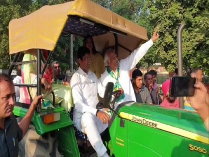 Haryana Assembly Polls 2019: Dushyant Chautala and his family arrive on a tractor to cast their votes in Sirsa | हरियाणा चुनाव: दुष्यंत चौटाला ने अनोखे अंदाज में किया मतदान, परिवार संग ट्रैक्टर से वोट डालने पहुंचे