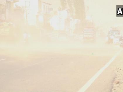 change in weather experienced in this morning after Delhi and the adjoining areas experienced a duststorm last night | चिलचिलाती गर्मी के बाद दिल्लीवासियों को कल भीषण गर्मी से मिली राहत, आज मौसम में बदलाव, देखें वीडियो