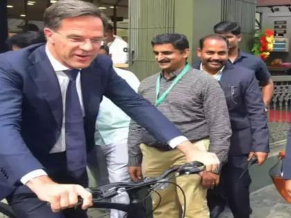 Netherlands PM Mark Rutte rides bicycle on Bengaluru's Church Street enjoying Masala Chai | बेंगलुरू के चर्च स्ट्रीट पर नीदरलैंड के पीएम मार्क रूट ने चलाई साइकिल, ’मसाला चाय’ का आनंद लेने के बाद यूपीआई से किया पेमेंट. इस बात हुए प्रभावित
