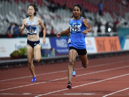 asian games dutee chand into 200 meter finals while hima das disqualified | एशियन गेम्स: 100 मीटर में धमाल मचा चुकी दुती चंद 200 मीटर के फाइनल में, हिमा दास डिसक्वालिफाई