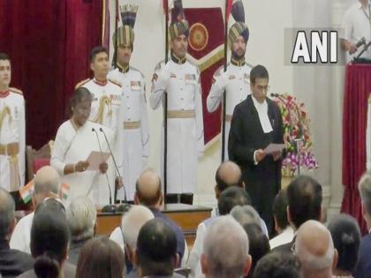Justice DY Chandrachud becomes 50th Chief Justice of India takes oath in Rashtrapati Bhavan | जस्टिस डीवाई चंद्रचूड़ बने भारत के 50वें मुख्य न्यायाधीश, राष्ट्रपति भवन में द्रौपदी मूर्मु ने दिलाई शपथ Justice DY Chandrachud becomes 50th Chief Justice of India takes oath in Rashtrapati Bhavan | जस्टिस डीवाई चंद्रचूड़ बने भारत के 50वें मुख्य न्यायाधीश, राष्ट्रपति भवन में द्रौपदी मूर्मु ने दिलाई शपथ