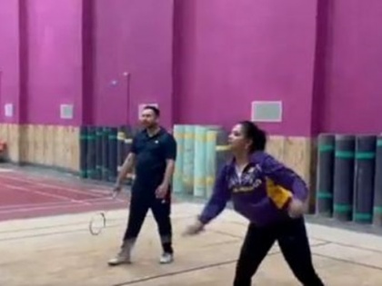 bihar rjd mla Tejashwi Yadav Actor Nitu Chandra Srivastava Play Badminton see video viral | उपमुख्यमंत्री तेजस्वी यादव का नया अंदाज, इस अभिनेत्री संग लगाए शॉट्स, देखें वीडियो