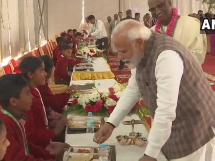 PM Modi attend Akshay Patra foundation karyakram in vrindavan | पीएम मोदी ने अक्षय पात्र फाउंडेशन के कार्यक्रम में स्कूली बच्चों को थाली परोसी, साथ बैठकर किया भोजन