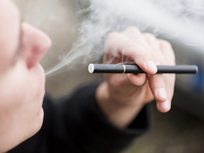 Court scold delhi government on not banning e-cigarette | ई-सिगरेट को प्रतिबंधित नहीं करने पर अदालत ने दिल्ली सरकार को लगाई फटकार