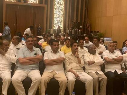 Congress Party meeting at Taj Vivanta in Bengaluru Floor test in Karnataka Assembly to be tomorrow | कर्नाटक सियासी संकट: कल के फ्लोर टेस्ट की तैयारी में जुटी कांग्रेस, ताज होटल में विधायक दल की हुई बैठक