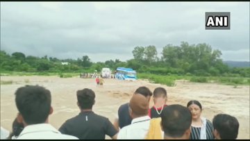 J&K: A bus on its way from Billawer to Jammu got stuck in a flooded road in Pacca Kotha village, following heavy rainfall in Kathua. | भारी वर्षा से जम्मू-श्रीनगर राजमार्ग पर कई जगह भूस्खलन से यातायात बाधित, सैकड़ों वाहन फंसे