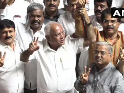 BS Yeddyurappa & other Karnataka BJP MLAs show victory sign in the Assembly, after HD Kumaraswamy led Congress-JD(S) coalition government loses trust vote. | अब कर्नाटक में भी भाजपा सरकार, येदियुरप्पा के राज्य के नए मुख्यमंत्री बनने की संभावना!
