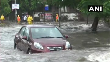 Maharashtra: Roads waterlogged in King's Circle area of Mumbai, following heavy rains in the city. | भारी बारिश से बेहाल मुंबई, ट्रेन सेवाएं और सड़क यातायात बाधित, कुछ इलाकों में बाढ़ जैसी स्थिति