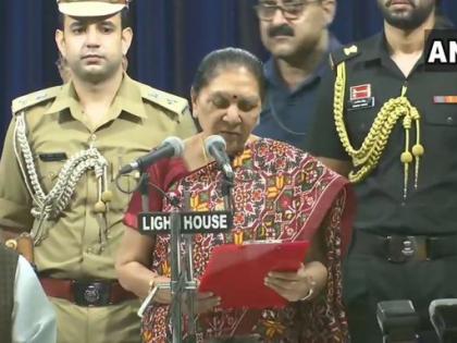 Lucknow: Anandiben Patel takes oath as Uttar Pradesh Governor. | उत्तर प्रदेश की 25वीं राज्यपाल बनीं आनंदीबेन पटेल, टंडन ने ली MP के गवर्नर पद की शपथ