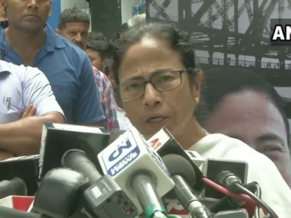 West Bengal CM Mamata Banerjee: Everyday they defame Bengal but does the government have any idea about what is happening in UP? | उन्नाव की घटना दुर्भाग्यपूर्ण है, प्रधानमंत्री को कार्रवाई करनी चाहिएः ममता