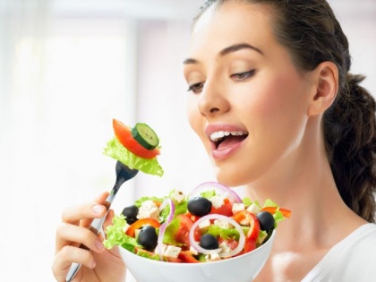 Eating slowly vs quickly Which is better Health Tips Do you also eat quickly This habit can harm health | Health Tips: क्या आप भी जल्दी-जल्दी खाते हैं खाना? सेहत को नुकसान पहुंचा सकती है ये आदत