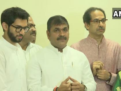 Maharashtra: Mumbai NCP president Sachin Ahir, joins Shiv Sena in the presence of party chief Uddhav Thackeray. | महाराष्ट्र: विधानसभा चुनाव से पहले NCP में फूट, मुंबई अध्यक्ष सचिन अहीर शिवसेना में हुए शामिल