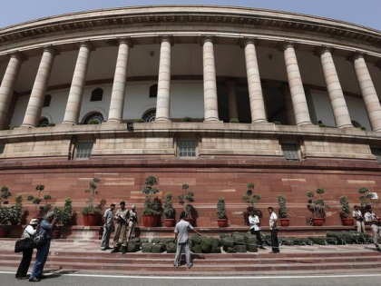 Private school, books and uniforms exploiting the "helpless" parents are forced to buy four times more price | ‘‘असहाय’’ अभिभावकों का शोषण कर रहे निजी स्कूल, किताबें और यूनीफार्म चार गुना अधिक दाम पर बेचते हैं