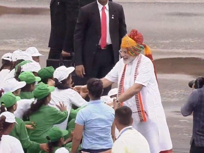 Delhi: Prime Minister Narendra Modi meets children at Red Fort on the occasion of 73rd #IndiaIndependenceDay. | स्वतंत्रता दिवसः हर बच्चा पीएम से मिलना चाहता था, मोदी भी सुरक्षा घेरे को पीछे छोड़कर बच्चों के बीच घिरे रहे
