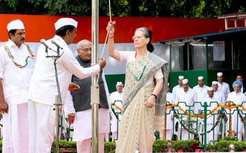Congress President Smt. Sonia Gandhi hoists the national flag at AICC HQ on #IndependenceDay2019 | स्वतंत्रता दिवसः सोनिया गांधी ने कहा- भारत में कट्टरता, अंधविश्वास, संप्रदायवाद, अतिवाद, असहिष्णुता के लिए कोई जगह नहीं