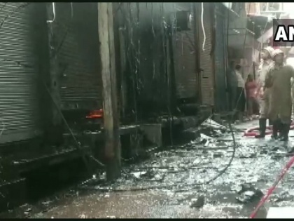 21 fire tenders have been rushed to Gandhi Nagar Market where a fire has broken out. No injuries reported Delhi | दिल्लीः गांधी नगर मार्केट में आग लगी, फायर ब्रिगेड की 21 गाड़ियां घटना स्थल पर पहुंची