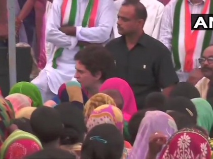 Congress leader Priyanka Gandhi Vadra visits Ubha village of Sonbhadra | कांग्रेस महासचिव प्रियंका गांधी ने वादा निभाया, उम्भा गांव पहुंचीं, पीड़ित परिवार से की मुलाकात