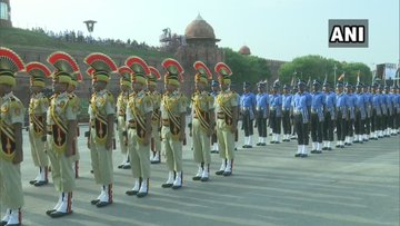 Delhi: Dress rehearsal held at Red Fort, earlier today, ahead of #IndependenceDay2019 | लाल किलाः रिहर्सल के दौरान सेना, नौसेना और वायुसेना के जवानों ने मार्च किया, स्कूली बच्चों ने प्रदर्शन किया