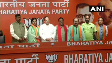 Delhi: TMC MLA Sovan Chatterjee joins Bharatiya Janata Party in presence of BJP leader Mukul Roy, at party headquarters. | ममता बनर्जी को झटका, कोलकाता के पूर्व मेयर और TMC MLA सोवन चटर्जी भाजपा में, अब तक 8 विधायक शामिल हुए