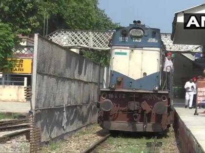 Pakistan suspends Samjhauta Express services, says Pakistan media. | Article 370 पर बौखलाए पाकिस्तान ने हमेशा के लिए समझौता एक्सप्रेस ट्रेन सेवा रद्द की, वाघा बॉर्डर पर यात्री फंसे