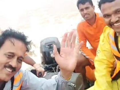 Minister Girish Mahajan taking selfie during flood in maharashtra roll on social media | बाढ़ के बीच हंसते हुए सेल्फी लेते नजर आएं बीजेपी के मंत्री गिरीश महाजन, सोशल मीडिया पर लोगों ने लगाई क्लास Minister Girish Mahajan taking selfie during flood in maharashtra roll on social media | बाढ़ के बीच हंसते हुए सेल्फी लेते नजर आएं बीजेपी के मंत्री गिरीश महाजन, सोशल मीडिया पर लोगों ने लगाई क्लास