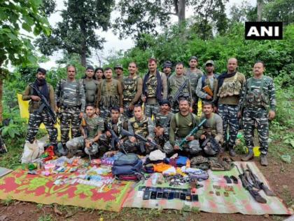Jharkhand: encounter between troops of CRPF, state police and naxals news updates | झारखंड: सुरक्षाबलों और नक्सलियों के बीच मुठभेड़ में एक नक्सली ढेर, कई हथियार और गोला बारूद बरामद  