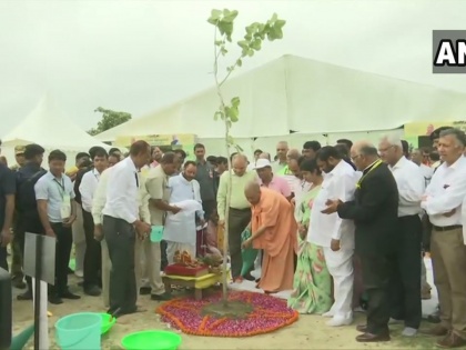 Lucknow: Uttar Pradesh Chief Minister Yogi Adityanath participates in a plantation drive organised by state government. | यूपी में लगाएं जाएंगे 22 करोड़ पेड़, सीएम योगी ने वृक्षारोपण महाकुंभ की शुरुआत की