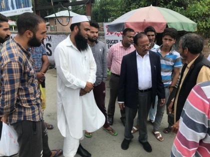 article-370 Kashmir: NSA now visits Anantnag, interacts with locals to asses situation on ground zero. | अनुच्छेद 370ः कश्मीर में डोभाल, अनंतनाग और पुलवामा के लोगों से मिले, बातचीत की