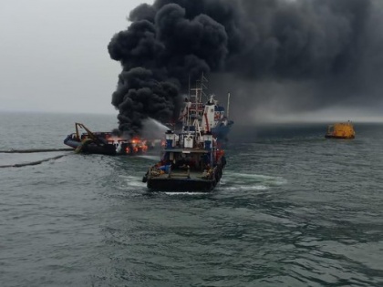 Visakhapatnam fire Offshore Support Vessel Coastal Jaguarrescued by Indian Coast Guard | विशाखापट्टनम: कोस्ट गार्ड के जहाज में लगी भीषण आग, 28 लोगों को बचाया गया, एक लापता