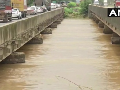 Maharashtra: Water level receding in flood-hit #Kolhapur. Flood-affected National Highway (NH) 4 has also been re-opened. | महाराष्ट्र में बाढ़ः कम हो रहा पानी, फंसे थे हजारों वाहन, मुम्बई-बेंगलुरु राष्ट्रीय राजमार्ग-4 खोला गया