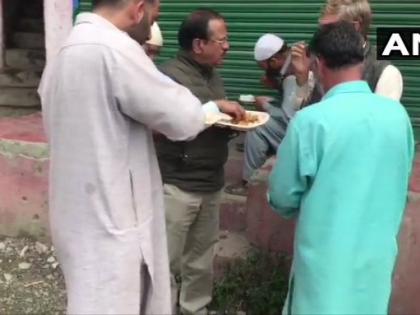 Government Sources: NSA Ajit Doval visited Shopian which is a hotbed of militancy and was ground zero during Burhan Wani agitation | अनुच्छेद 370ः कश्मीरियों के साथ खाना खाया डोभाल ने, कहा- सब कुछ ठीक हो जाएगा, आपकी रक्षा और सुरक्षा हमारी जिम्मेदारी है