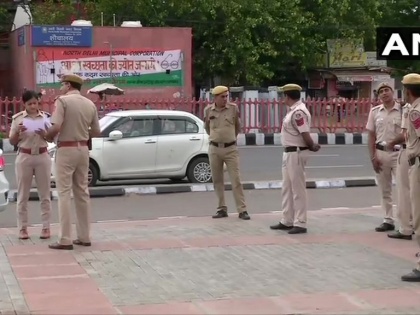 Delhi: Security heightened at and around Lal Quila metro station ahead of #IndependenceDay2019. | स्वतंत्रता दिवस से पहले राष्ट्रीय राजधानी दिल्ली में सुरक्षा कड़ी, बहु-स्तरीय सुरक्षा घेरा तैयार किया गया