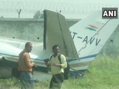 A trainer aircraft VT-AVV crashes at Aligarh Dhanipur airstrip, no injuries reported | बिजली के तारों से उलझकर क्रैश हुआ प्राइवेट जेट, सभी 6 लोगों को सुरक्षित निकाला गया 