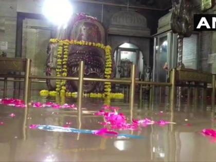Madhya Pradesh: Shivna river water enters Pashupatinath Temple in Mandsaur following heavy rainfa | मंदसौर में भारी बारिश, शिवना नदी का पानी पशुपतिनाथ मंदिर में घुसा Madhya Pradesh: Shivna river water enters Pashupatinath Temple in Mandsaur following heavy rainfa | मंदसौर में भारी बारिश, शिवना नदी का पानी पशुपतिनाथ मंदिर में घुसा