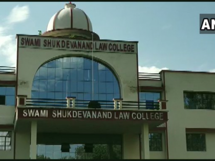 Abduction case against Swami Chinmayananda: Police sealed hostel room of victim girl | स्वामी चिन्मयानंद पर अपहरण का मुकदमा: लड़की की लोकेशन दिल्ली में मिली, पीड़ित लड़की के छात्रावास का कमरा पुलिस ने सील किया