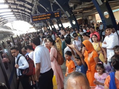Delhi: Due to a technical problem, service of Metro's Blue Line affected leading to delay in service. | दिल्ली मेट्रो की ब्लू लाइन पर रफ्तार थमी, रक्षाबंधन और स्वतंत्रता दिवस के कारण काफी भीड़