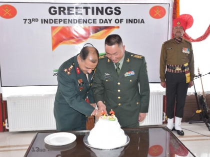 IndependenceDay Special Border Personnel Meeting held between India and China's People’s Liberation Army (PLA) on the Indian side at Nathu La pass | स्वतंत्रता दिवसः भारतीय और चीन के सैनिकों ने केक काटकर मनाया जश्न, पाक लाचार