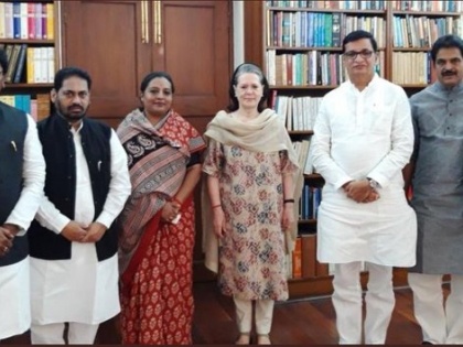 Congress leaders from Maharashtra meet Interim Congress President, Sonia Gandhi in Delhi. | महाराष्ट्र कांग्रेस के नेता सोनिया गांधी से मिले, विधानसभा चुनाव और बाढ़ पर की चर्चा