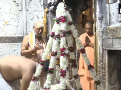 Chief Minister Yogi Adityanath offered prayers at Kashi Vishwanath Temple in Varanasi | वाराणसी दौरे पर सीएम योगी, श्री काशी विश्वनाथ मंदिर एवं काल भैरव मंदिर में विधिवत दर्शन पूजन किया